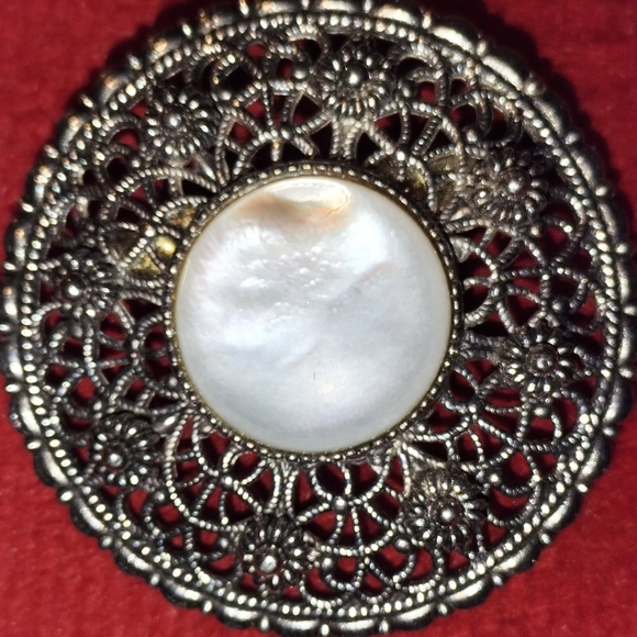Mother of pearl, silver-tone brooch. Filigree - Picture 3 of 3